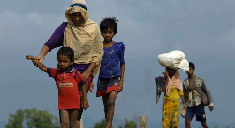 Rohingya deslocados do estado de Rakhine, em Myanmar, caminham perto de Ukhia, na fronteira entre Bangladesh e Myanmar