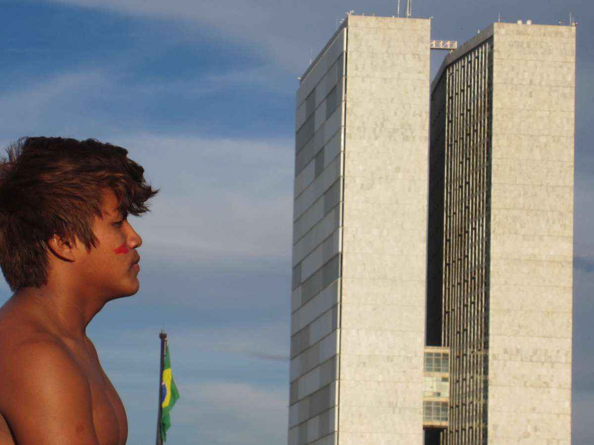 Índio protesta em frente ao Congresso