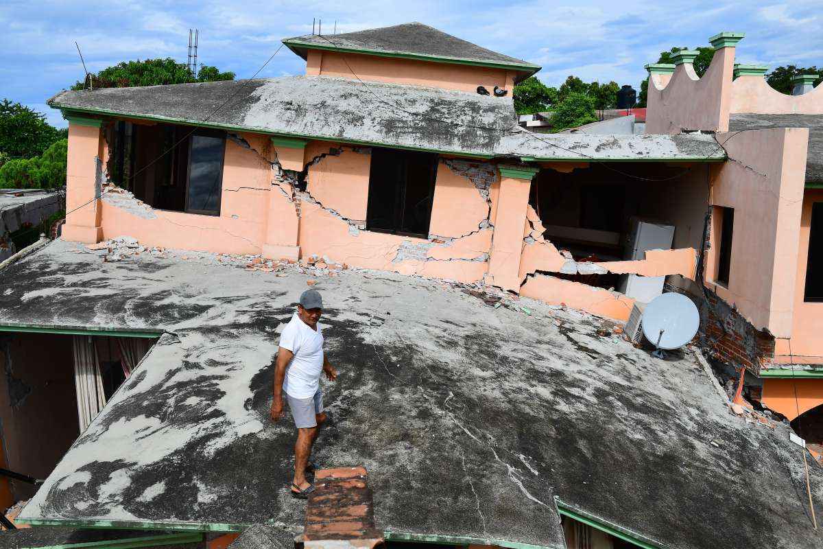 O tremor de 8,2 graus derrubou milhares de casas tirou a vida de 96 pessoas, ao menos 37 delas em Juchitán, um povoado tropical de cerca de 100.000 habitantes no estado de Oaxaca, no sul do país