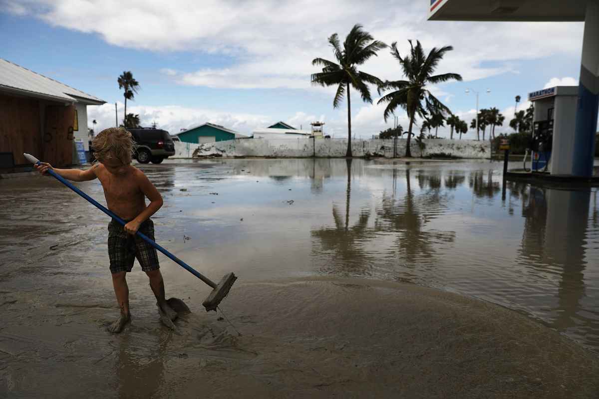 O acesso às Keys estava fechado, enquanto as autoridades limpam os escombros, árvores e areia nas pontes que sulcam o mar