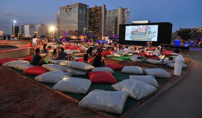 Cine Conjunto acontece no próximo fim de semana na praça Lucio Costa, em frente ao shopping Conjunto Nacional