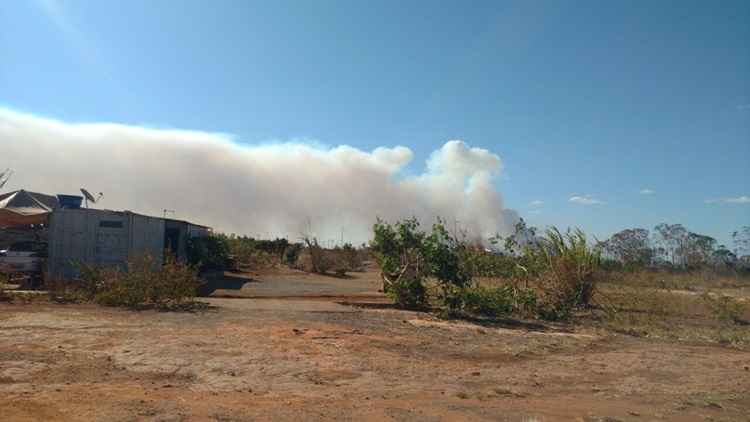 Os prédios da cidade ficaram encobertos de fumaça. O Corpo de Bombeiros tenta conter o fogo, mas ainda não há dados sobre o tamanho da área afetada