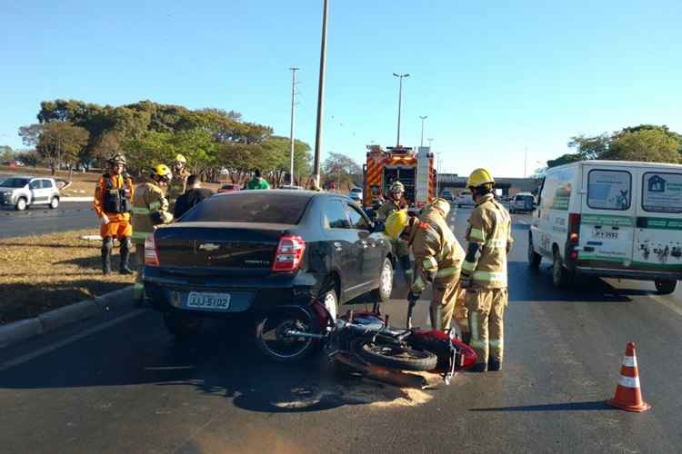 Segundo informações do Corpo de Bombeiros, o acidente ocorreu próximo ao viaduto da EPGU, que ficou congestionada, por volta das 7h20