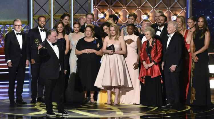 Equipe de 'The Handmaid's Tale' recebe o prêmio de Melhor Série Dramática, um dos principais da noite.