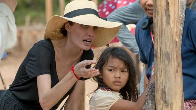 Angelina Jolie durante gravação do filme no Camboja