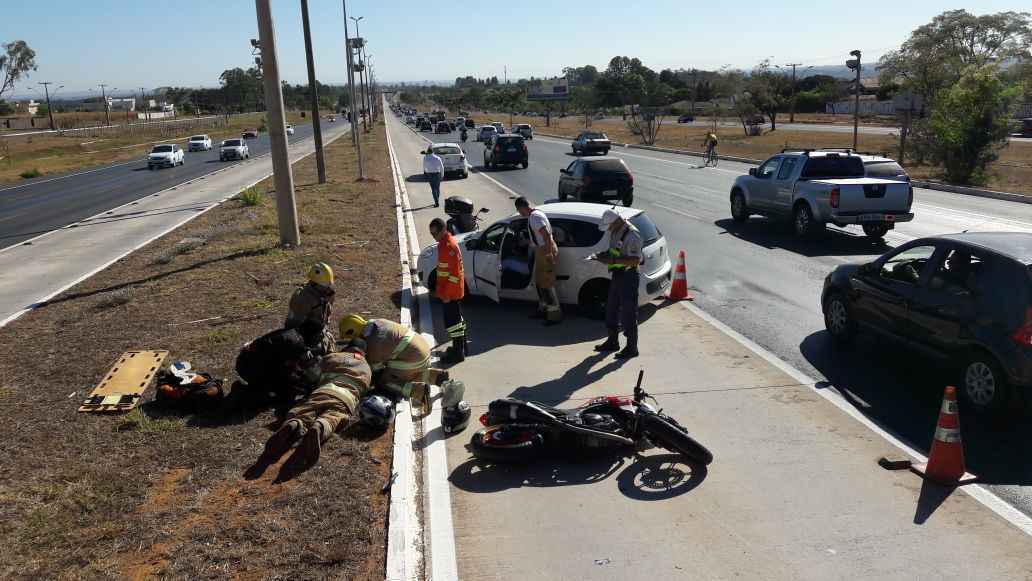 Luis Eduardo da Silva de Souza, 19 anos, que conduzia a Honda Branca foi socorrido e transportado para o hospital pelo Serviço de Atendimento Móvel de Urgência (Samu) com dores e escoriações