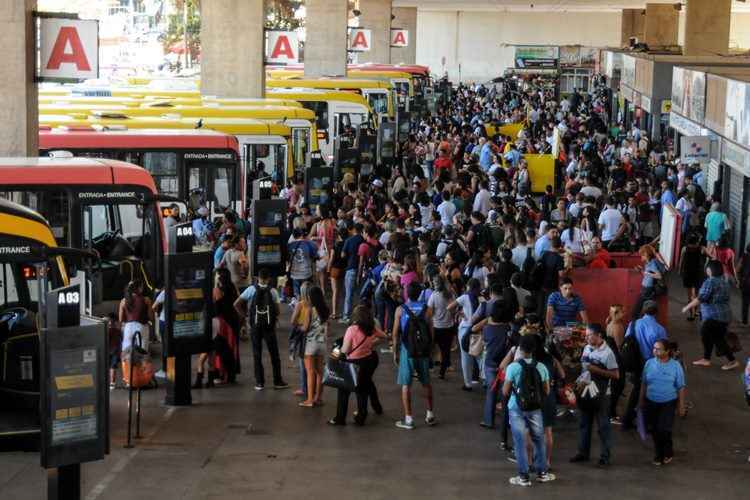 A diretoria do sindicato da categoria convocou, também, uma assembleia para este domingo (24) para decidir se haverá greve na segunda-feira por tempo indeterminado