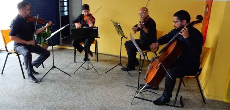 Além de realizar apresentações, o grupo também dá aula de música gratuitas