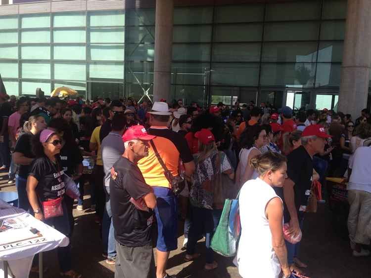 Professores protestam em frente à CLDF contra PLC 122/2017