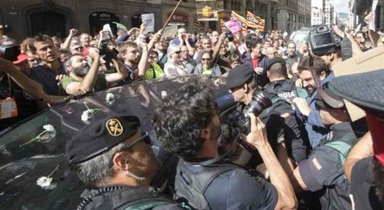 Cidadãos catalães protestam contra ação da Guarda Civil espanhola nos órgãos públicos, para apreensão de documentos contra a realização de referendo separatista