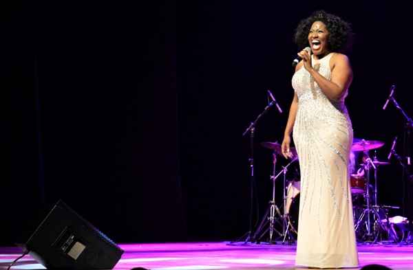 Vanessa Jackson vive a estrela Whitney Houston nos palcos