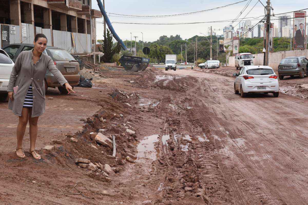 Primeiro dia de chuva deixa rastro de lama em Vicente Pires. Moradores como Rayanne Gomes de Oliveira reclamam