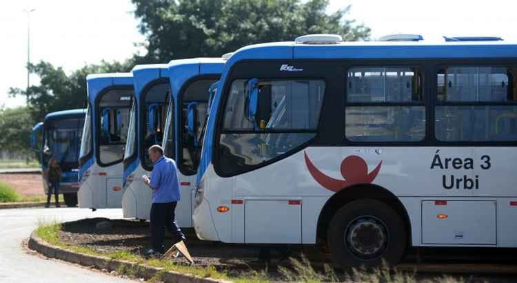 ônibus públicos estacionados em área a aberta