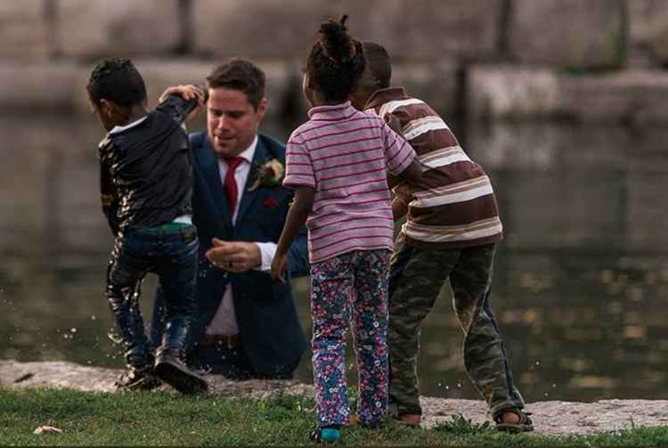 Vestindo o terno do casamento, Clayton pulou no lago e resgatou a criança com segurança. Fotos do resgate viralizaram nas redes sociais e causaram comoção entre os internautas