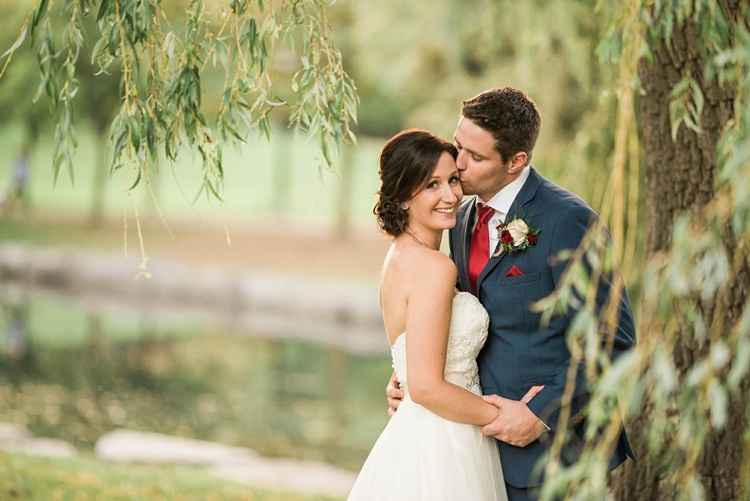 Vestindo o terno do casamento, Clayton pulou no lago e resgatou a criança com segurança. Fotos do resgate viralizaram nas redes sociais e causaram comoção entre os internautas