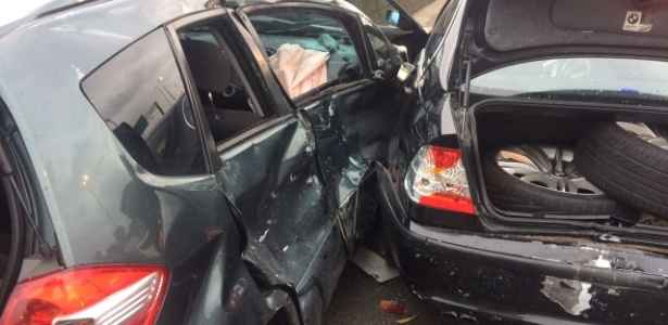 A motorista bateu no carro das vítimas, que ficaram prensadas na muralha de proteção. Ela admitiu que bebeu antes de dirigir