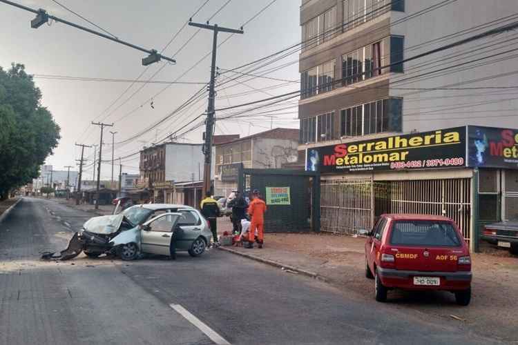 Motorista perdeu o controle do carro e bateu em um poste na avenida principal de Ceilândia Norte