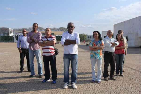 Antônio Barbosa de Almeida, à frente, saiu do serviço público para empreender e se arrepende: o negócio faliu em poucos meses e, hoje, ele ganha a vida vendendo coco