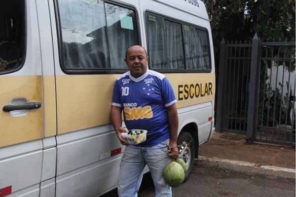 Entre uma atividade e outra, motorista de van escolar vende cocos numa barraca e comercializa bombons preparados pela esposa. Nos fins de semana, transporta grupos para eventos e excursões