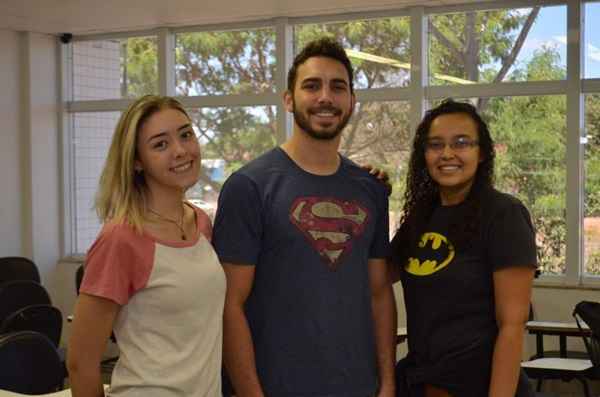 As alunas Vitória Bárbara Leite e Laura Souza têm aulas de química com o professor Caio Sayão, na Galt Vestibulares