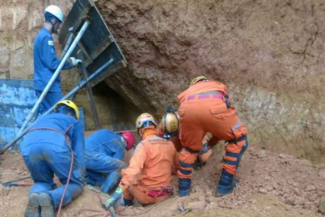 Caso aconteceu em Juiz de Fora; outros quatro trabalhadores foram atingidos pela lama, mas foram socorridos com vida.