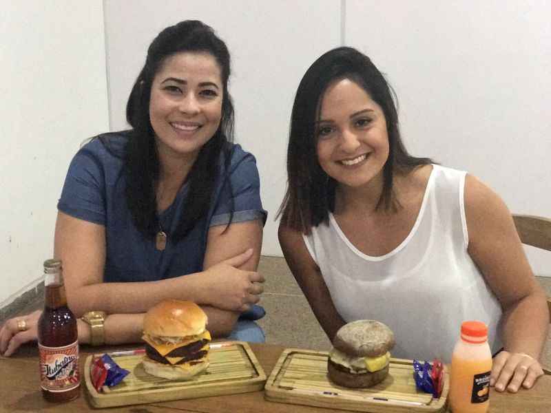 Amanda Pessoa e Manuela Araújo ajudam os maridos a administrar um delivery de hambúrguer com molho artesanal