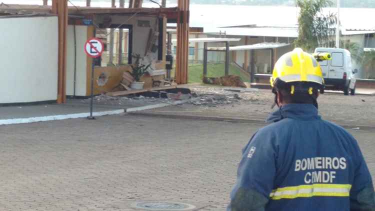 Criminosos explodem dois caixas eletrônicos em clube.