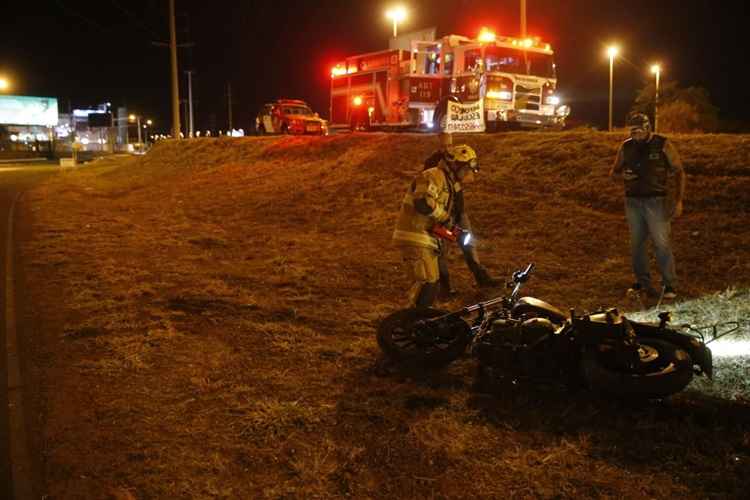 Uma jovem de 29 anos morreu em um acidente com moto próximo a São Sebastião. Em outro caso, um carro despencou de uma altura de 5 metros ao cair de uma ponte