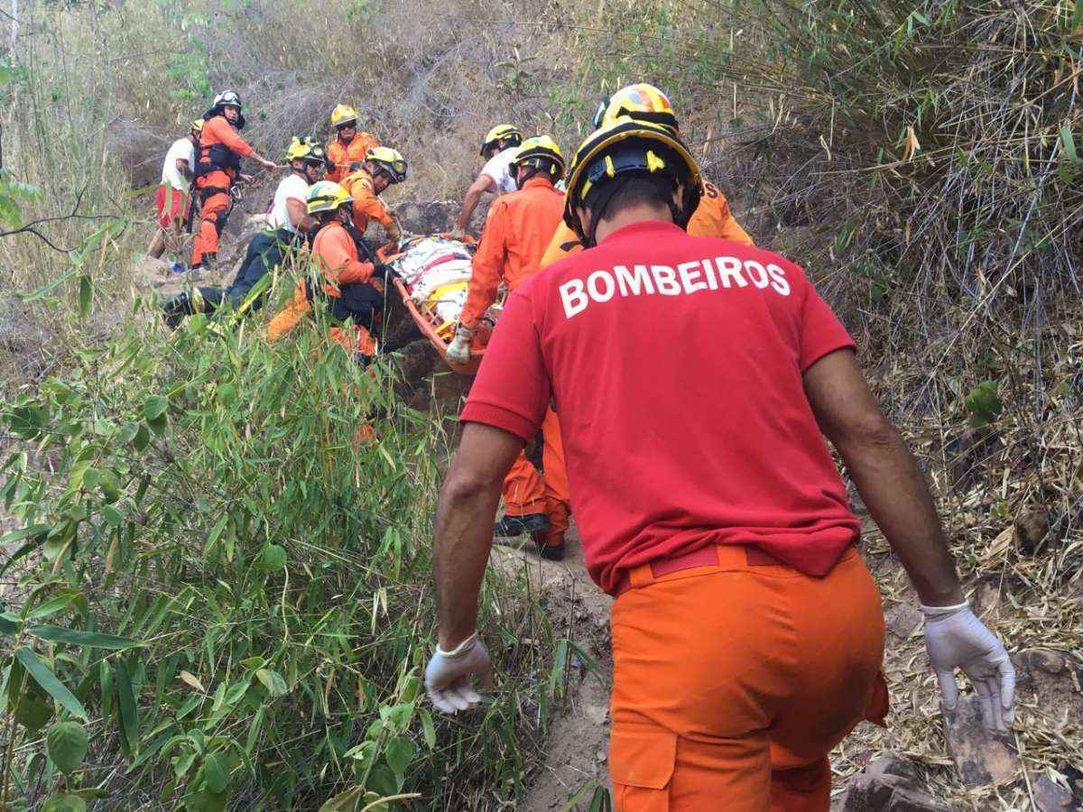 Bombeiros em operação no Poço Azul