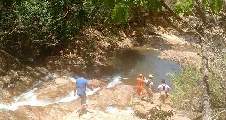 Local onde homem se afogou é de difícil acesso por causa de pedras e pequenas cascatas