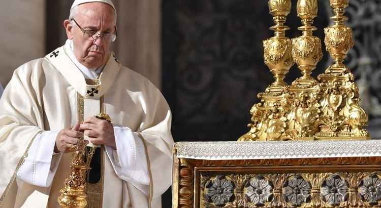 Papa Francisco em altar segurando turíbulo dourado