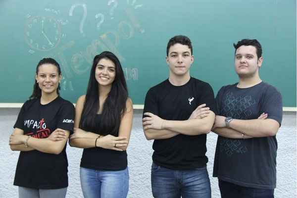 Dificuldade em química e física. Eduardo Reis, 19 ,João Paulo Sousa, 19, Pedro Satler, 19, Ana Caroline dos Anjos, 19 e Eduarda Guerra, 18.