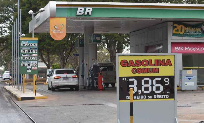 Em postos do DF, ontem, era possível encontrar gasolina a R$ 3,899. Em outros, no entanto, estava a mais de R$ 4