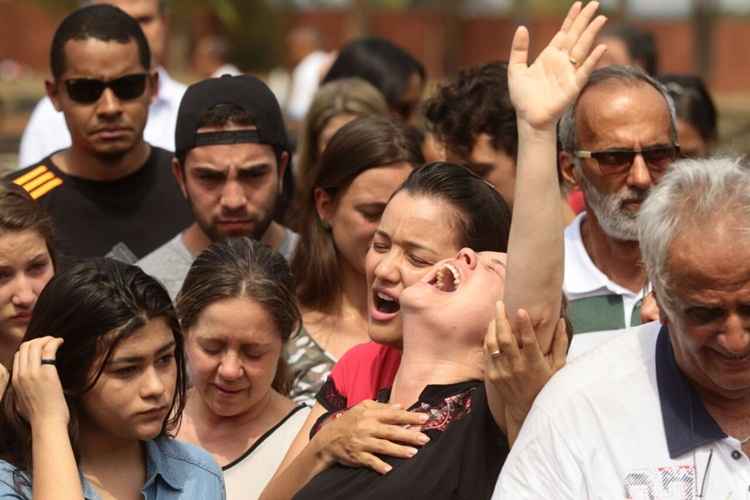 Mãe de João Pedro chora durante enterro