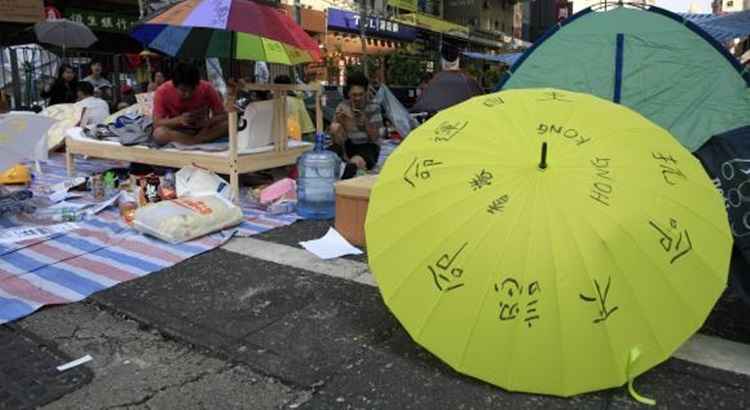 Manifestantes descansam durante protesto por mais participação política, que fechou ruas de Hong Kong, na China