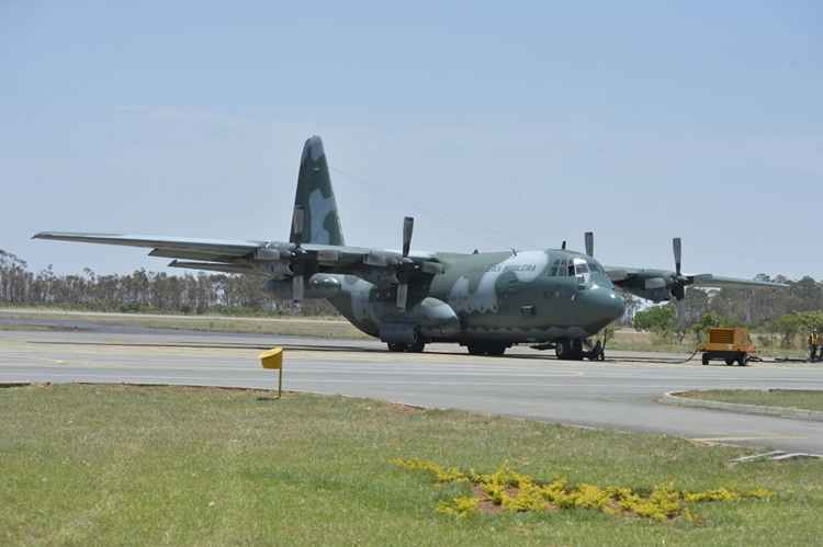 Avião da FAB combate incêndio na Chapada