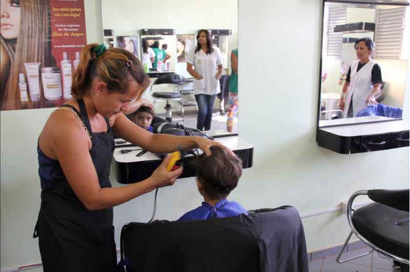 O Núcleo Adra de Desenvolvimento oferece, entre ouras ações, corte de cabelo gratuito