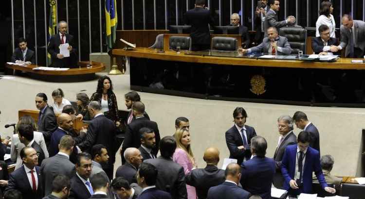 Com cerca de 120 dos 513 deputados da Casa, a oposição segue sem registrar presença no plenário