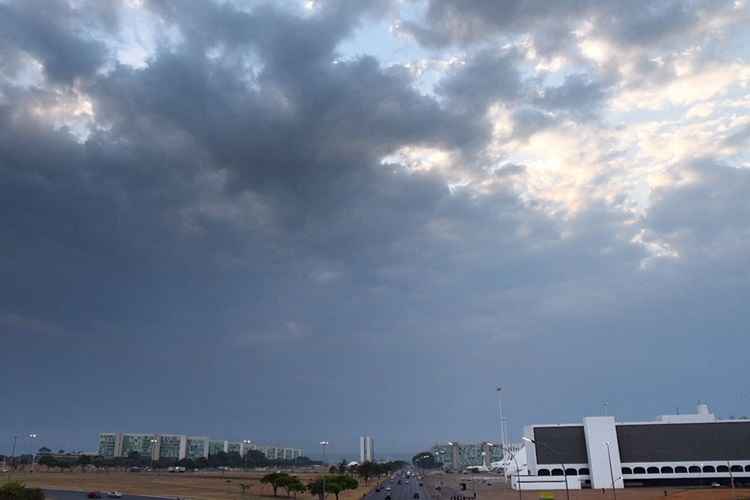 Céu de Brasília amanheceu nublado na manhã desta sexta-feira com previsão de chuvas isoladas