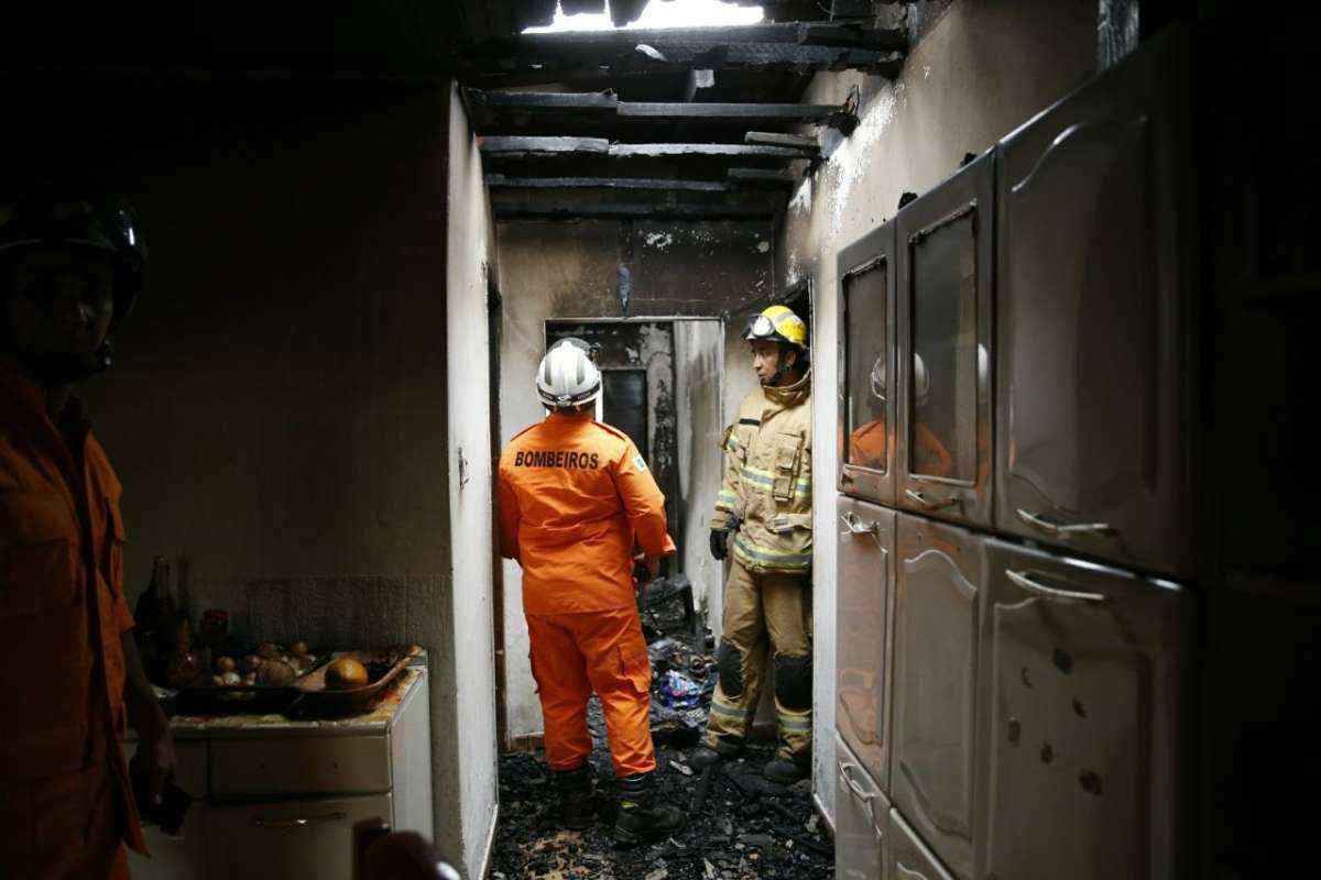 Vizinhos da residência escutados pelos bombeiros afirmaram que os moradores brigaram antes do incêndio e que um deles teria provocado o fogo