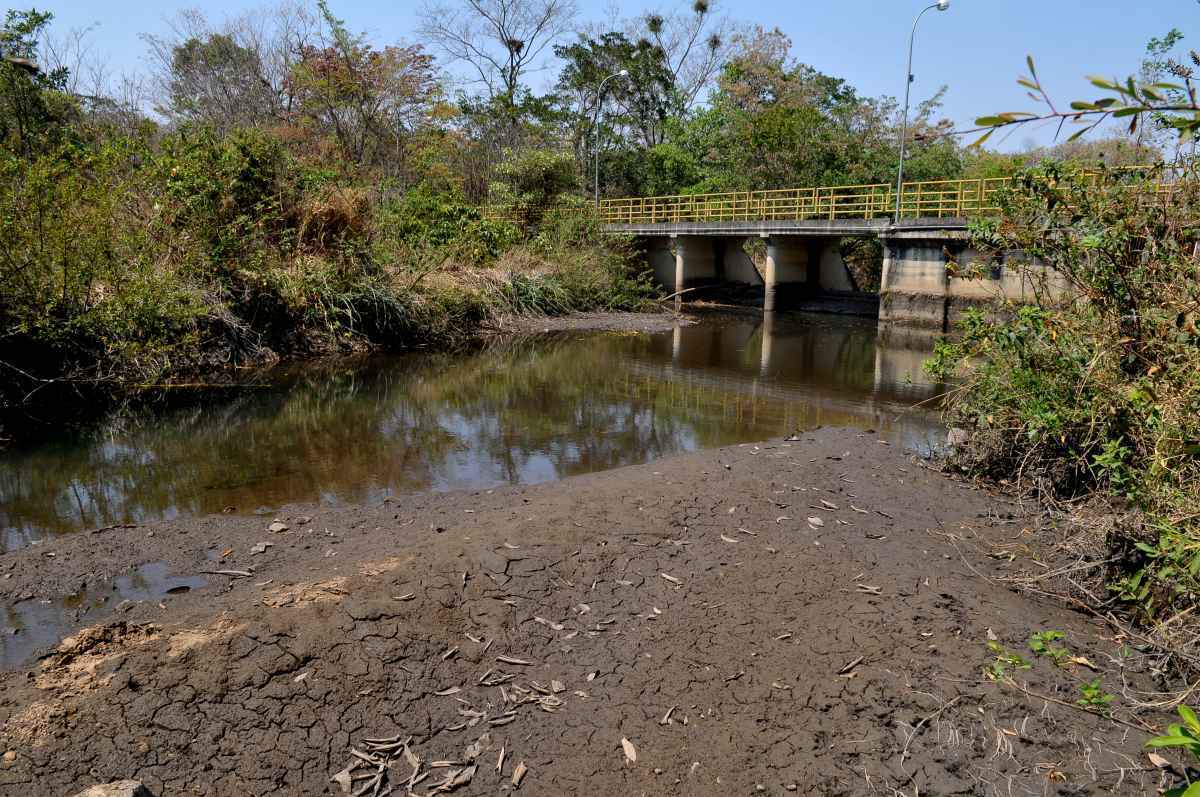 Reservatório com nível baixo de água