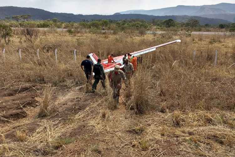 Aeronave dos bombeiros do DF passou direto após o fim da pista