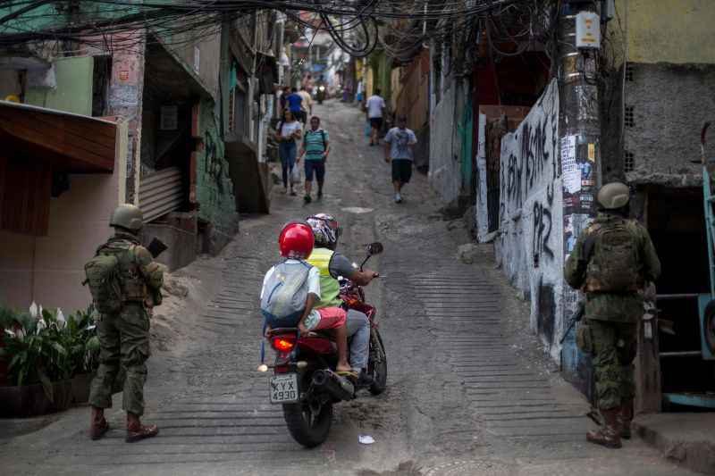 Familiares do mototaxista informaram que houve perseguição e policiais atiraram nos rapazes