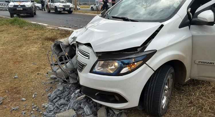 A perseguição teve fim quando o carro que o criminoso dirigia bateu em um poste, na M norte. O veículo era roubado e o dono havia sido mantido como refém por horas