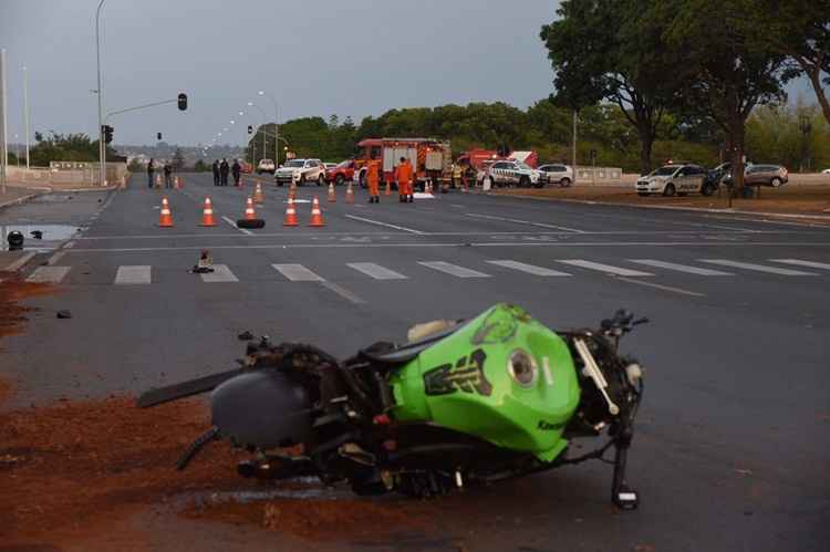 Moto envolvida em acidente em frente ao Palácio do Planalto