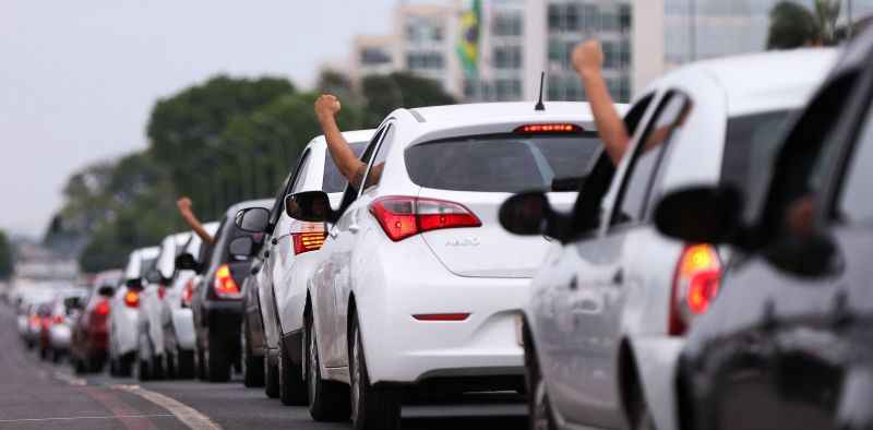 Motoristas de aplicativos de todo o Brasil fazem buzinaço em frente ao Congresso