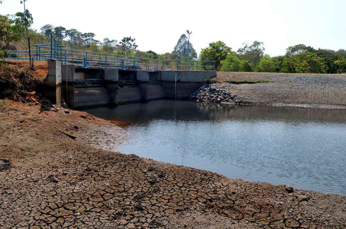 Reservatório com baixo nível de água