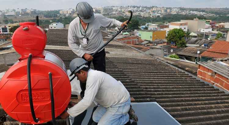 Técnicos da CEB instalam aquecedores solares em casas do Varjão