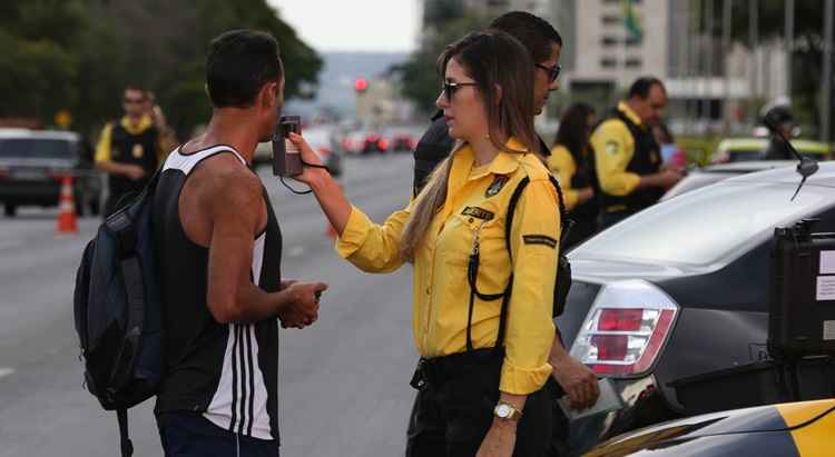 Para condutor pego no bafômetro, a lei já determina o prazo fixo de suspensão da carteira por 12 meses