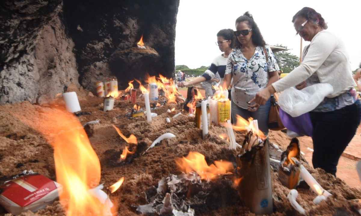 Brasilienses levaram velas e flores para homenagear entes queridos